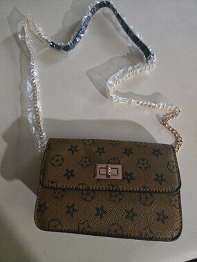 Small crossbody purse with chain strap, cute for any age. Great travel bag.